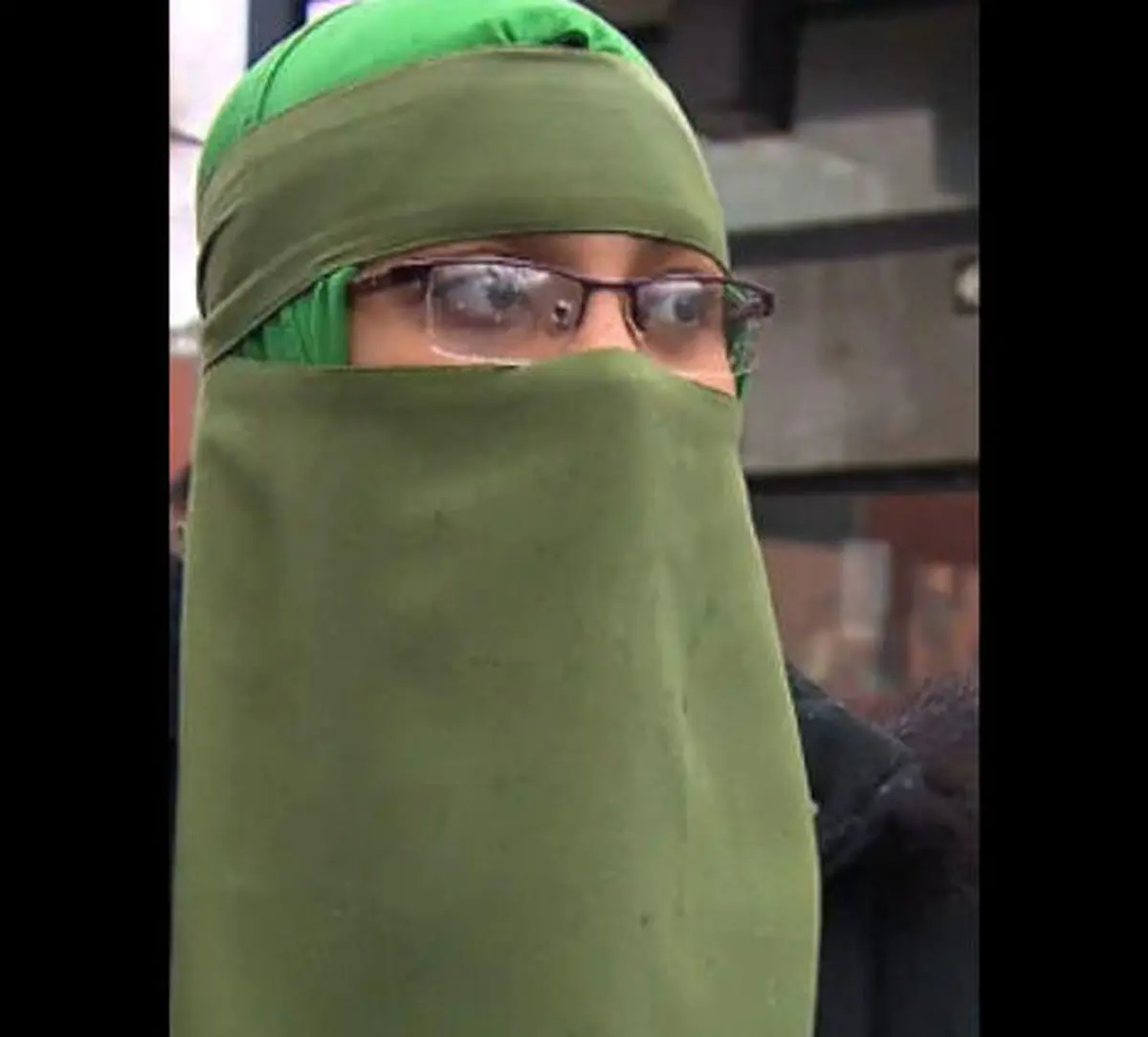 
حمله به دختر جوان در ملا عام/ حجاب کامل منجر به اقدام پلید!+عکس
