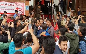  تراکتوری ها در رختکن حبس شدند 