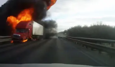 آتش گرفتن وحشتناک تریلی پس از برخوردی شدید با خودروی سواری + فیلم 