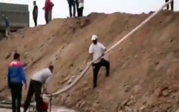 صحنه‌هایی از همدلی مردم عبدالخان برای ساخت سیل بند