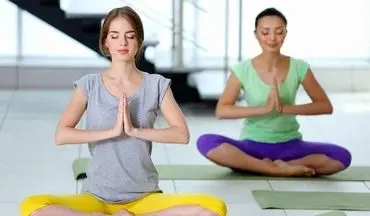 انجام چند حرکت ساده یوگا برای بهبود کمر درد
