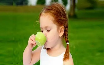 به کودکانمان چای بدهیم یا نه ?