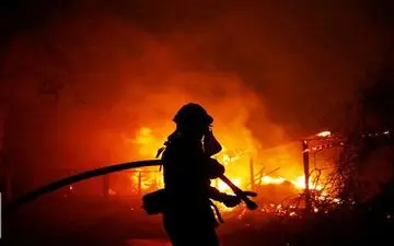 نجات کارگر ۱۶ ساله از میان شعله‌های آتش