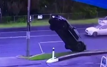 راننده‌ای که خودروی خود را همچون رخت روی بند آویزان کرد