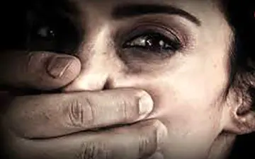 مریم زیر دوش آب بود که پدر شیطان صفت وارد شد 