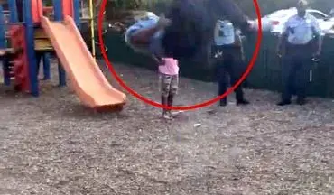 رقابت یک افسر پلیس با کودکی در محل بازی +فیلم 