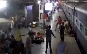 لحظه نجات نفس گیر مسافر زن در ایستگاه قطار 