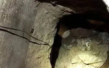 حیله زن خیانتکار برای فریب شوهرش/ او مردان را از راه تونل به خانه می‌آورد 