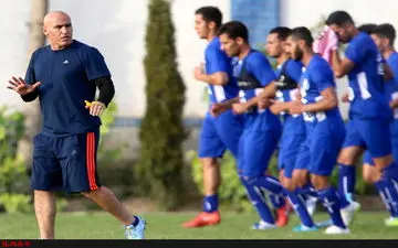 انتقاد علیرضا منصوریان از هوایی شدن بازیکنانش توسط تراکتورسازی