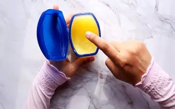 وازلین، معجزه‌ای برای پوست صورت: 18 کاربرد طلایی که باید بدانید!