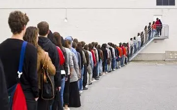 علت عصبانیت در زمان ایستادن در صف 