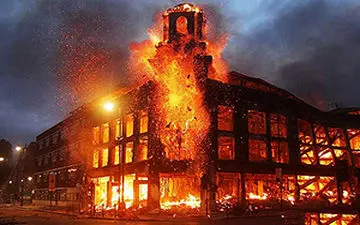 آتش سوزی گسترده و شنیده شدن صدای انفجار در نزدیکی سفارت عربستان در لندن+فیلم