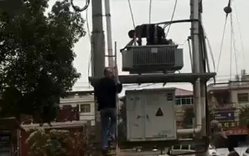 برق گرفتگی شدید روی دستگاه مبدل + فیلم