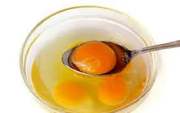 سفیده تخم مرغ می تواند به رفع جوش ها کمک کند؟