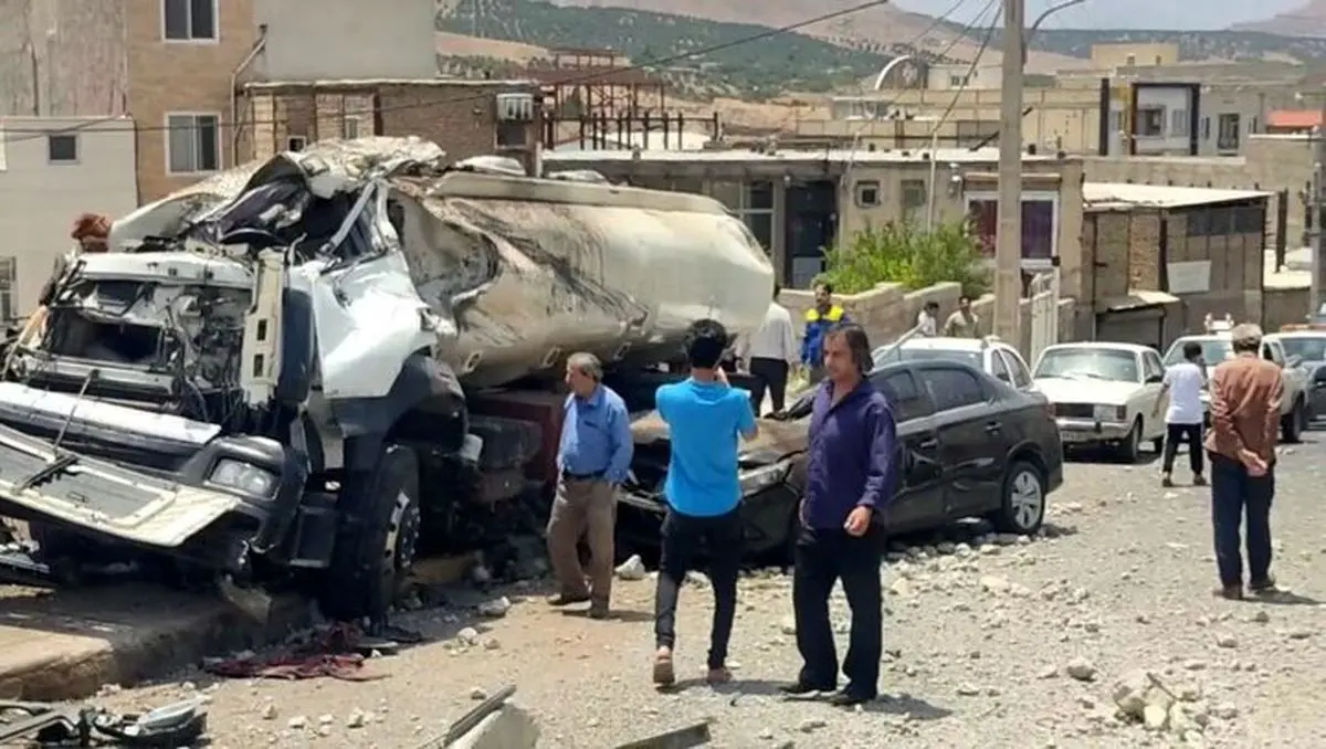 ترمز بریدن تانکر سوخت در لوشان: راننده به بیمارستان منتقل شد