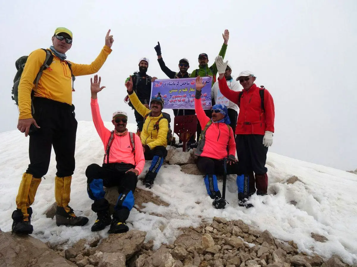 صعود کوهنوردان کرمانشاهی بر بام هفت قله در هفت روز