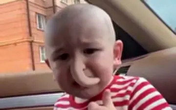 کودکی که با دیدن تصویرش در موبایل وحشت زده شد!