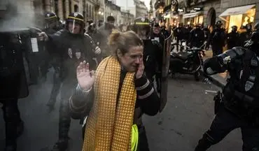 زن فرانسوی که مقابل گلوله پلیس سینه سپر کرد +فیلم 