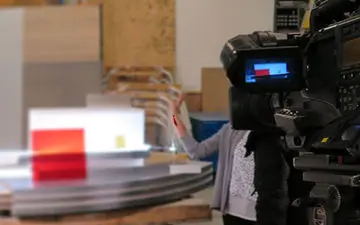 مجری زنی که حین صحبت از خودکشی با چاقو به جان خود افتاد! +فیلم 