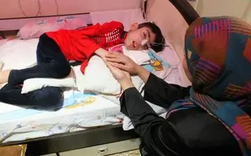 پسری که تنها با صدای مادرش چشم باز می‌کند! 