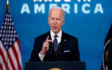 تلاش مجدد بایدن برای دست دادن با موجود خیالی! + فیلم