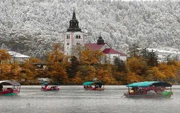 پاییز برفی در دریاچه زیبای بلد در اسلوونی