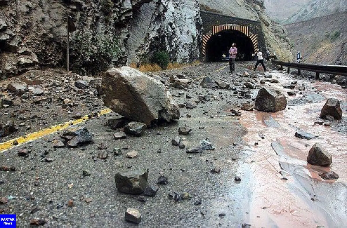  ریزش کوه جاده هراز را بست