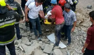 نجات کارگران مدفون شده زیر آوار در اصفهان