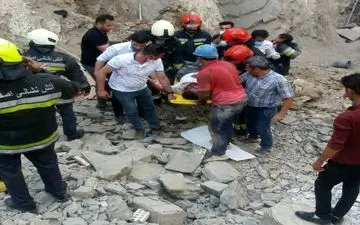 نجات کارگران مدفون شده زیر آوار در اصفهان