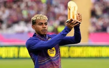 لامین یامال دومین جام کوپا را به هواداران بارسلونا تقدیم کرد (عکس)‏