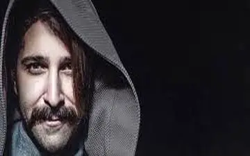 خواننده جنجالی در کنار پدر و مادرش 