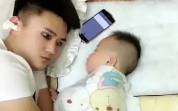 اقدام جالب پدر خلاق برای خواباندن کودکش +فیلم