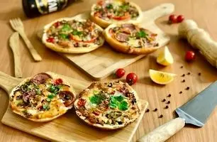 طرز تهیه نان پیتزای ساده و خوشمزه برای شام + ویدئو آموزشی