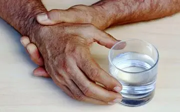 چه زمانی لرزش دست‌ها خطرناک است؟