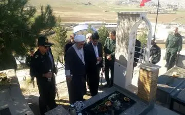 مراسم غبارروبی و گلباران مزار شهدای  شهر سرابله به مناسبت ایام الله دهه فجر برگزارشد 