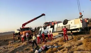 برخورد اتوبوس مسافربری با کامیون/ واژگونی اتوبوس با پنج مصدوم