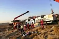 برخورد اتوبوس مسافربری با کامیون/ واژگونی اتوبوس با پنج مصدوم