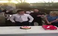 شوخی عجیب و وحشتناک حین فوت کردن شمع های کیک تولد!+فیلم