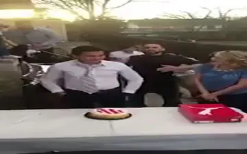 شوخی عجیب و وحشتناک حین فوت کردن شمع های کیک تولد!+فیلم