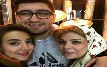 پسر جوان خانم بازیگر، مادر و همسرش را همزمان به آغوش کشید + عکس