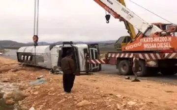 حادثه رانندگی در محور سرپل ذهاب - دالاهو؛ تریلی حامل سوخت واژگون شد
