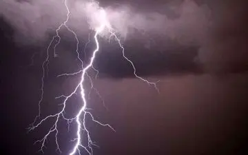 صاعقه به وزیری رودان زد؛ حادثه‌ای با مصدومان و قطعی برق