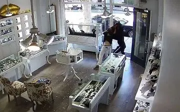 واکنش شجاعانه طلافروش در مقابل سارقان