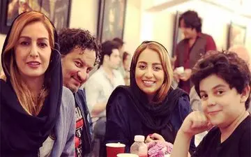 تیپ «شقایق دهقان» به همراه خانواده‌اش در یک کافی شاپ