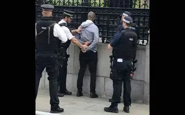 حمله مرد چاقو به دست به مردم در نزدیکی مجلس 