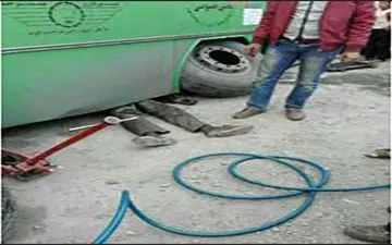 له شدن سر راننده اتوبوس زیر اتوبوس+عکس
