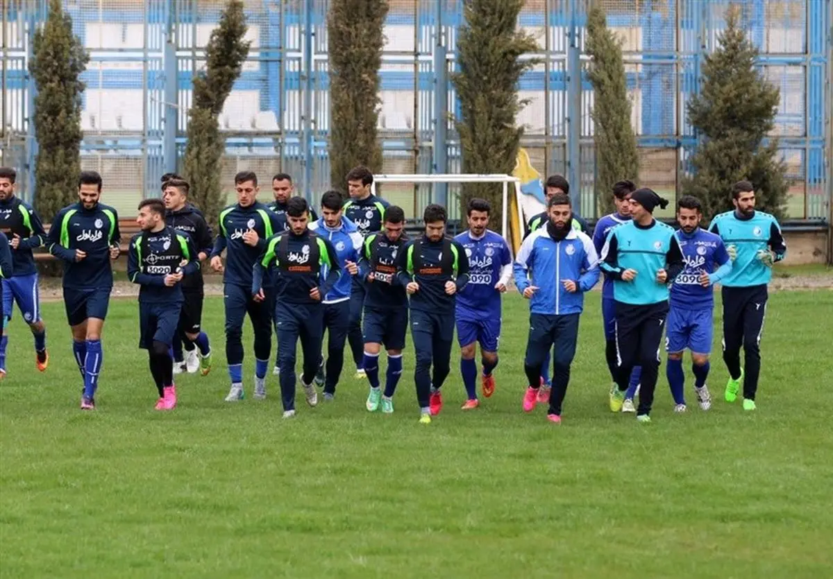 غیبت منصوریان و بابازاده و حضور ۱۰۰ هوادار در هوای بارانی تهران/ رحمتی والیبال بازی کرد
