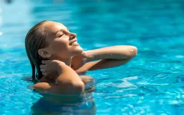 کلر دشمن پوست و مو؛ چطور در استخر از پوست و موی خود مراقبت کنیم؟