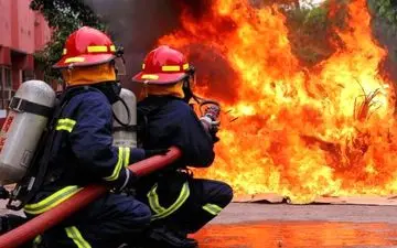 آتش‌سوزی در مجتمع تجاری نور درگهان قشم بدون تلفات جانی مهار شد