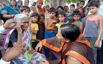 دسته زنبور‌ها عامل جدایی ۴۰ ساله زن سالخورده از خانواده اش! 